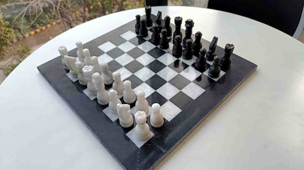Black and White Marble Chess Set IMG # 1