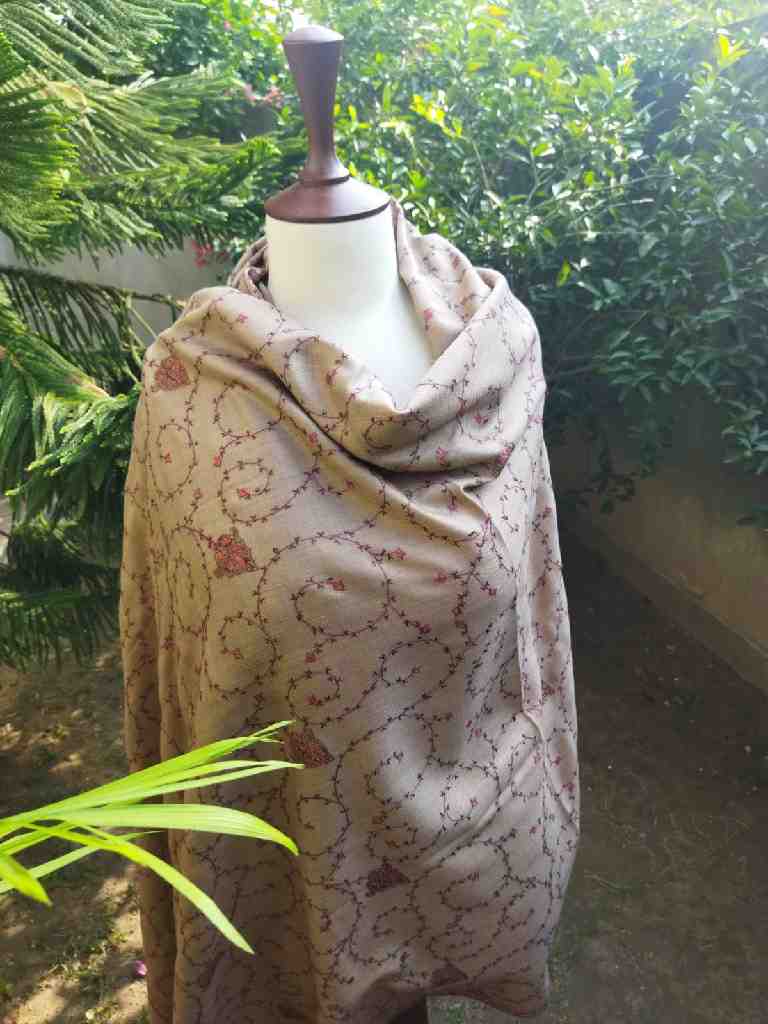 Woollen jaaldar shawl 
