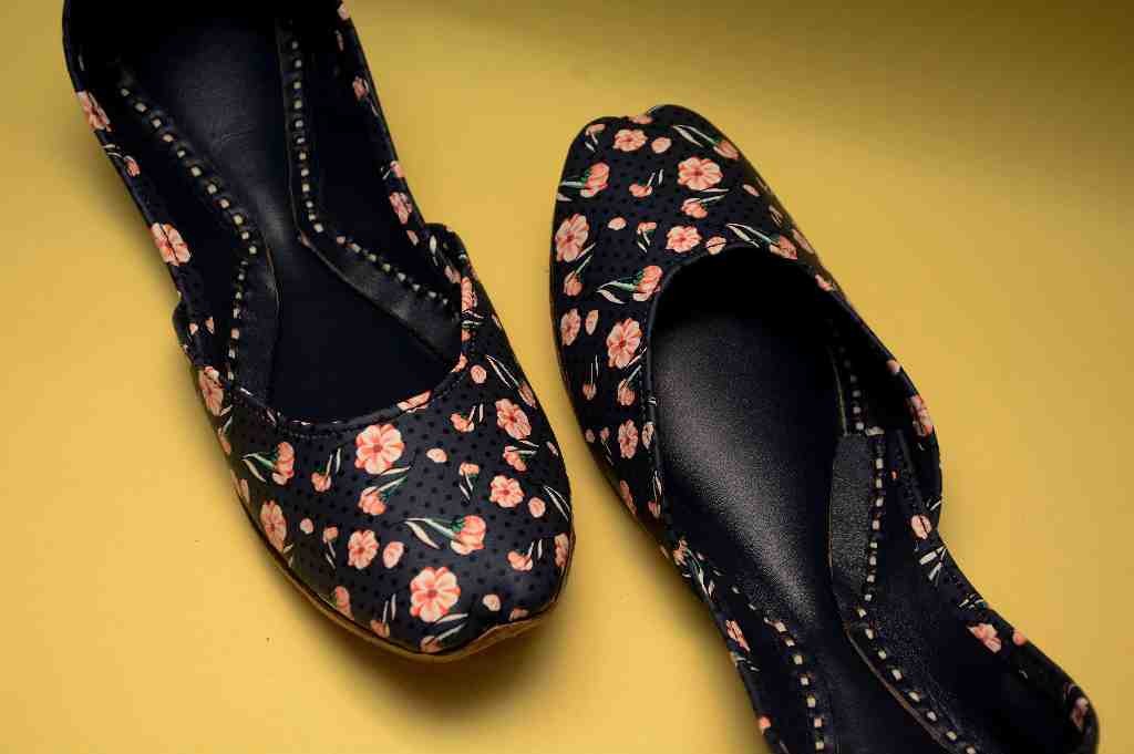 Floral Print Design Khussa