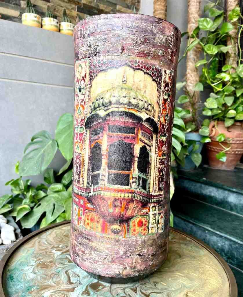 Ancient Islamic architecture on pottery