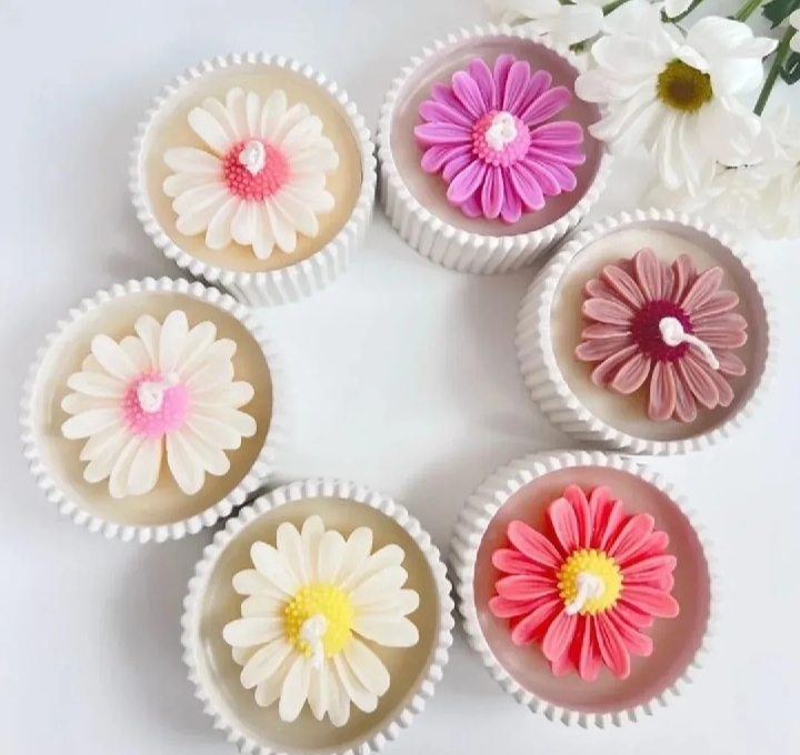White ceramic bowl with daisy