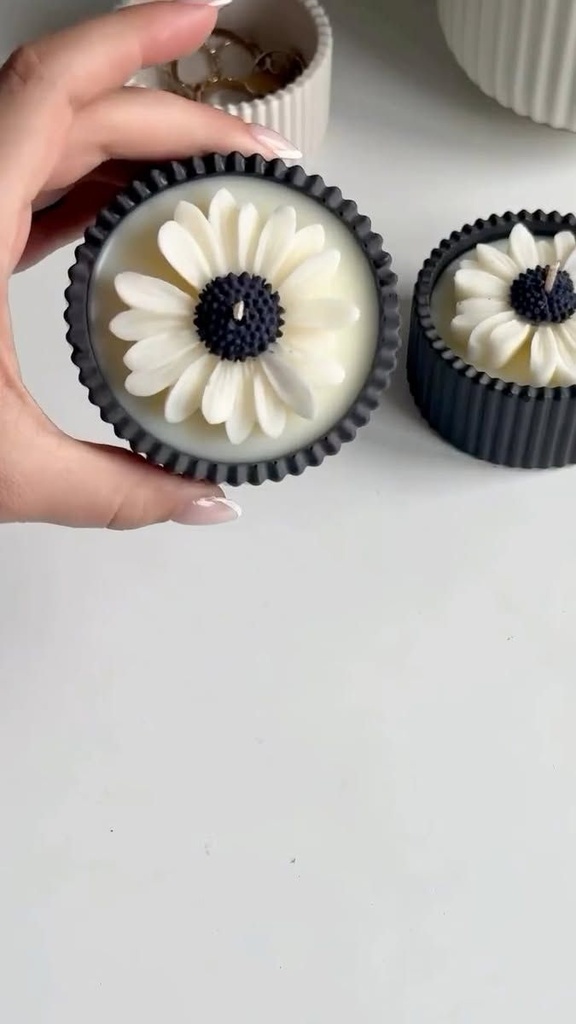 Black ceramic bowl with daisy candle