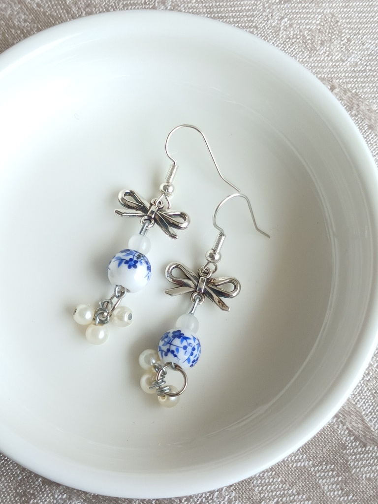 Bow style earrings