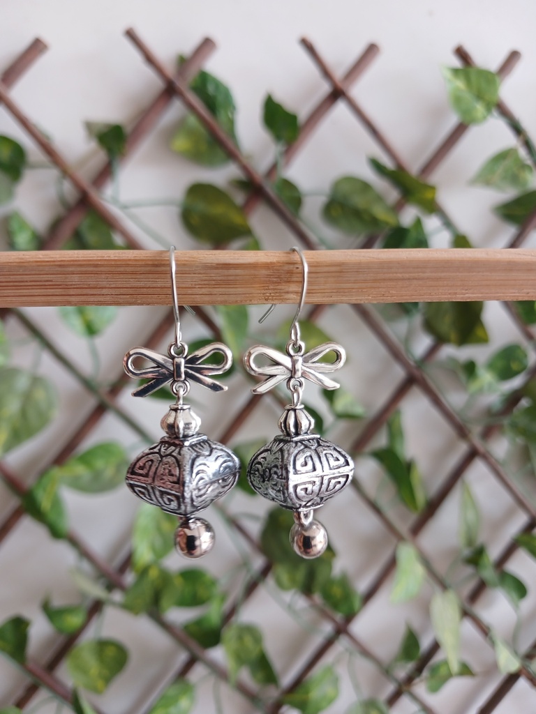 Bow style earrings
