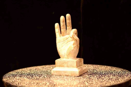 [PK0094-AR-SCU-028061] Ok Gesture Finger Hand Statue Sculpture Fiber Statues Decor. 