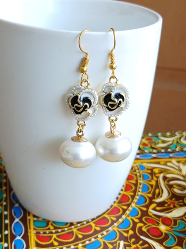 Trendy pearl earrings