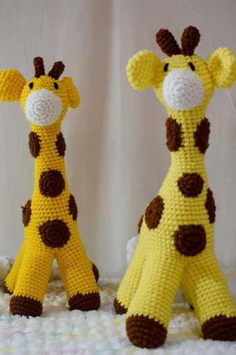 [7-kn-19] Tall Giraffe