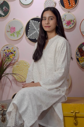 [16-k-25] Daisy Embroidered Kurta