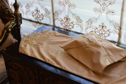 [VC-EG-VS-7] VS-7 Gold Velvet Formal Runner and Tissue Box Cover Set