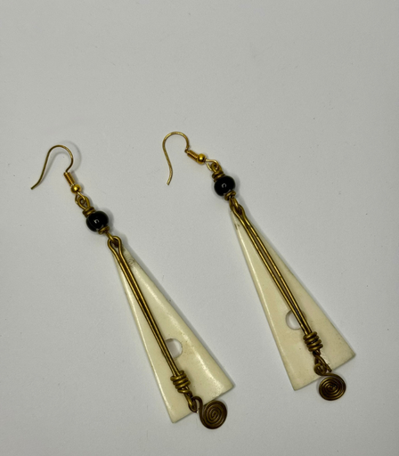 [VC-NUQ-218] African Bone And Brass Pendulum Earrings