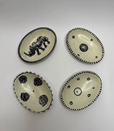 [VC-NUQ-233] Oval Stone Off-White Trinket