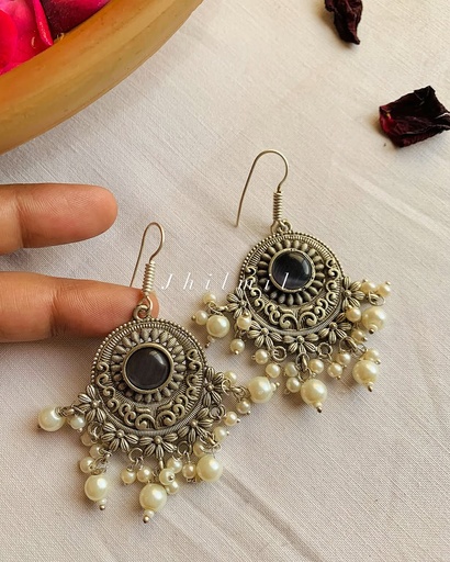 [VC-JHIL-323] Hook Flower carved stone Studded Earrings