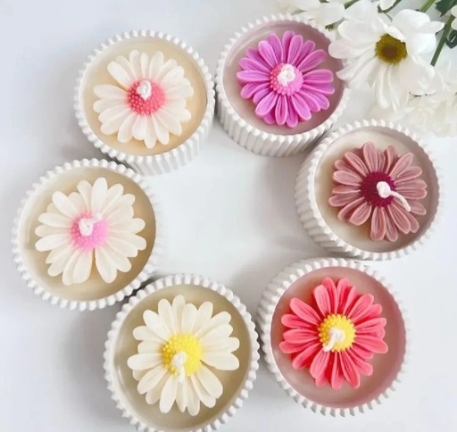 White ceramic bowl with daisy