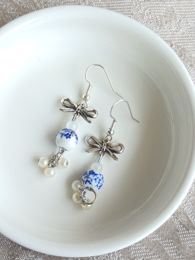 Bow style earrings